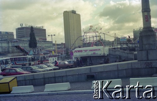 1995-2000, Warszawa, Polska.
Plac Defilad - dworzec autobusowy, w tle hotel Forum i siedziba spółki Uniwersal.
Fot. Artur Polit, zbiory Fundacji Ośrodka KARTA