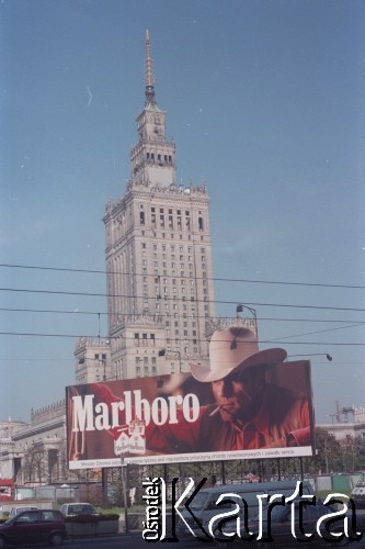 1996-1997, Warszawa, Polska.
Reklama papierosów Marlboro, w tle Pałac Kultury i Nauki.
Fot. Artur Polit, zbiory Fundacji Ośrodka KARTA