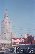 1996-1997, Warszawa, Polska.
Reklama papierosów Marlboro, w tle Pałac Kultury i Nauki.
Fot. Artur Polit, zbiory Fundacji Ośrodka KARTA