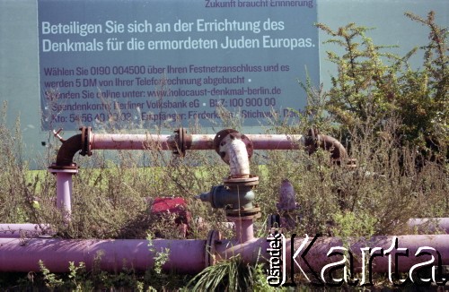 2001, Berlin, Niemcy.
Baner zachęcający do wpłat na budowę Pomnika Pomordowanych Żydów Europy.
Fot. Artur Polit, zbiory Fundacji Ośrodka KARTA