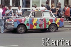 2001, Berlin, Niemcy.
Samochód ze sztuką francuskiego artysty street-artowego Thierry Noir'a.
Fot. Artur Polit, zbiory Fundacji Ośrodka KARTA