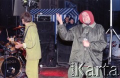 1996-1997, Warszawa, Polska.
Zespół Armia, koncert w klubie Proxima, n/z od lewej Paweł Piotrowski, Tomasz Budzyński.
Fot. Artur Polit, zbiory Fundacji Ośrodka KARTA