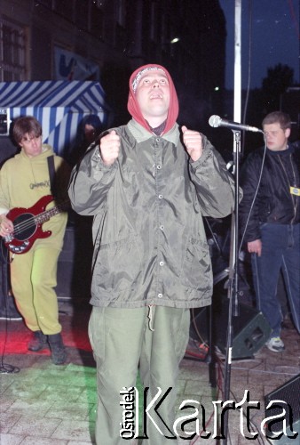 1996-1997, Warszawa, Polska.
Zespół Armia, koncert w klubie Proxima, n/z Tomasz Budzyński, z prawej Paweł Piotrowski.
Fot. Artur Polit, zbiory Fundacji Ośrodka KARTA