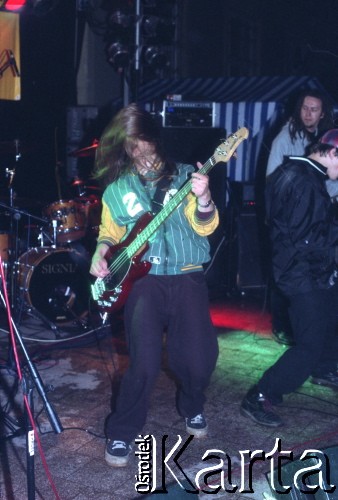 1996-1997, Warszawa, Polska.
Zespół Houk, koncert w klubie Proxima, n/z Mirosław Grewiński.
Fot. Artur Polit, zbiory Fundacji Ośrodka KARTA