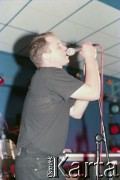 1997-1999, Warszawa, Polska.
Zespół Variete, klub Proxima, n/z wokalista Grzegorz Kaźmierczak.
Fot. Artur Polit, zbiory Fundacji Ośrodka KARTA