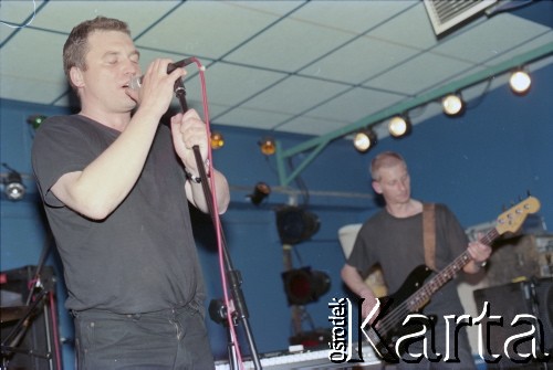 1997-1999, Warszawa, Polska.
Zespół Variete, klub Proxima, n/z wokalista Grzegorz Kaźmierczak.
Fot. Artur Polit, zbiory Fundacji Ośrodka KARTA