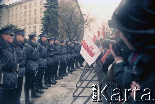 12.1995, Warszawa, Polska.
Manifestacja pod Sejmem przeciwko prezydenturze Aleksandra Kwaśniewskiego.
Fot. Artur Polit, zbiory Fundacji Ośrodka KARTA