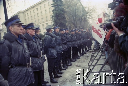 12.1995, Warszawa, Polska.
Manifestacja pod Sejmem przeciwko prezydenturze Aleksandra Kwaśniewskiego.
Fot. Artur Polit, zbiory Fundacji Ośrodka KARTA