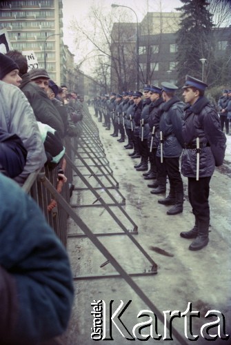 12.1995, Warszawa, Polska.
Manifestacja pod Sejmem przeciwko prezydenturze Aleksandra Kwaśniewskiego.
Fot. Artur Polit, zbiory Fundacji Ośrodka KARTA