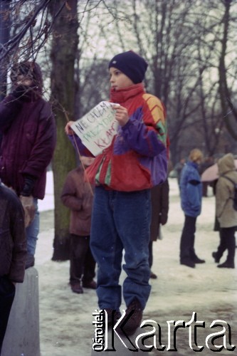 12.1995, Warszawa, Polska.
Manifestacja pod Sejmem przeciwko prezydenturze Aleksandra Kwaśniewskiego, n/z chłopiec z kartką 