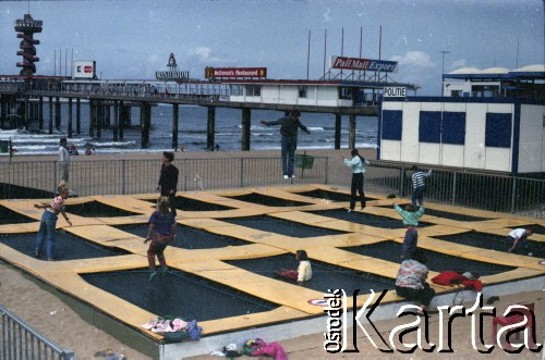 1992, Haga, Holandia.
Dzieci bawiące się na trampolinach na plaży nad Morzem Północnym.
Fot. Artur Polit, zbiory Fundacji Ośrodka KARTA