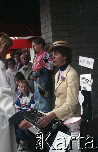 1992, Haga, Holandia.
Muzyk uliczny grający na syntezatorze.
Fot. Artur Polit, zbiory Fundacji Ośrodka KARTA