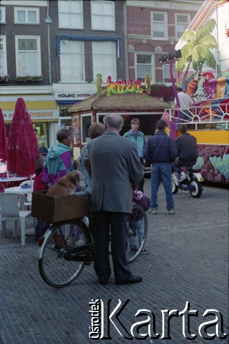 1992, Delft, Holandia.
Rynek, rowerzysta z psem w bagażniku.
Fot. Artur Polit, zbiory Fundacji Ośrodka KARTA