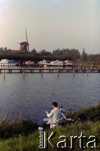 1992, Holandia.
Wędkarz i wiatrak.
Fot. Artur Polit, zbiory Fundacji Ośrodka KARTA