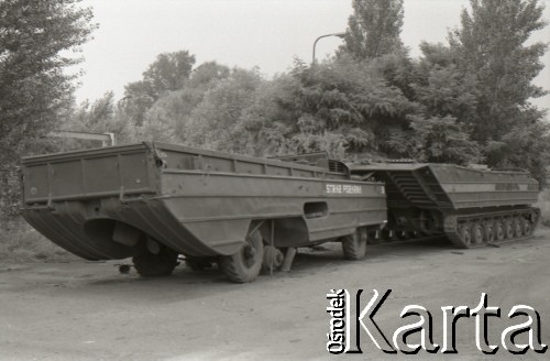 1991, Warszawa, Polska.
Złomowisko na terenie Huty Warszawa, n/z wojskowy pojazd.
Fot. Artur Polit, zbiory Fundacji Ośrodka KARTA