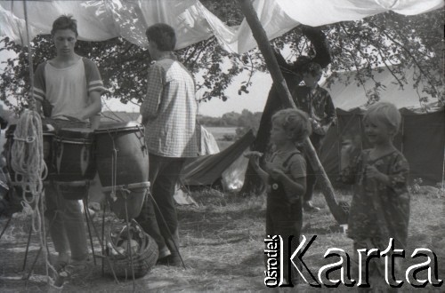 03-06.08.1988, Jarocin, Polska.
Festiwal Muzyki Rockowej Jarocin '88, zespół bębniarzy.
Fot. Artur Polit, zbiory Fundacji Ośrodka KARTA