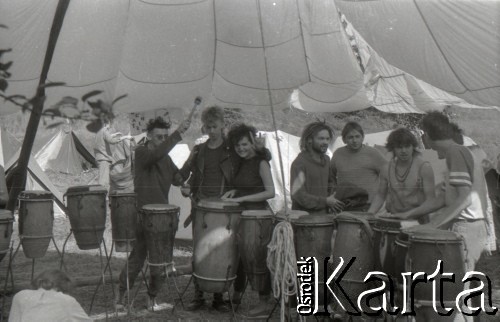 03-06.08.1988, Jarocin, Polska.
Festiwal Muzyki Rockowej Jarocin '88, n/z bębniarze.
Fot. Artur Polit, zbiory Fundacji Ośrodka KARTA