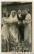 1951, Anglia, Wielka Brytania.
Zdzisława Michalak (1. z prawej, potem Śledzińska) ze znajomą parą młodą.
Fot. NN, udostępniła Zdzisława Śledzińska, zbiory Ośrodka KARTA