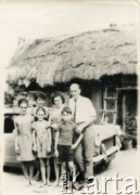 Ok. 1970, brak miejsca.
Rodzina Śledzińskich (Zdzisława - 1. z lewej z tyłu; mąż Czesław z prawej, syn Robert z przodu) z trzema kobietami.
Fot. NN, udostępniła Zdzisława Śledzińska, zbiory Ośrodka KARTA
