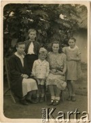 14.07.1944, Tengeru, Tanganika.
Zofia Michalak (1. z prawej) z matką (2. z prawej) i bratem Marcelem (w środku).
Fot. NN, udostępniła Zdzisława Śledzińska, zbiory Ośrodka KARTA