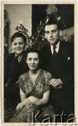 25.12.1951, Leek, Anglia, Wielka Brytania.
Zdzisława Michalak i Czesław Śledziński w dniu zaręczyn. Z lewej brat Zdzisławy Marcel.
Fot. NN, udostępniła Zdzisława Śledzińska, zbiory Ośrodka KARTA