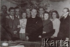 Po 1947, Birmingham, Anglia, Wielka Brytania.
Członkowie Polskiego Koła Katolickiego z księdzem Franciszkiem Kąckim.
Fot. NN, udostępniła Zdzisława Śledzińska, zbiory Ośrodka KARTA