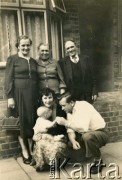 Lata 60., Birmingham, Anglia, Wielka Brytania.
Członkowie rodziny Michalak, na dole Zdzisława, 1. z lewej jej matka, z prawej - ojciec.
Fot. NN, udostępniła Zdzisława Śledzińska, zbiory Ośrodka KARTA