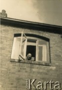 Lata 50.-60., Anglia, Wielka Brytania.
Mężczyzna z dzieckiem wyglądający przez okno.
Fot. NN, udostępniła Zdzisława Śledzińska, zbiory Ośrodka KARTA