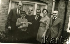 Ok. 1970, Birmingham, Anglia, Wielka Brytania.
Zdzisława Śledziński z domu Michalak (2. z prawej), z mężem Czesławem (1. z lewej), synem Robertem, rodzicami i znajomym (3. z prawej).
Fot. NN, udostępniła Zdzisława Śledzińska, zbiory Ośrodka KARTA