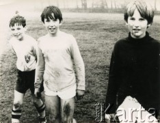 Lata 70., Birmingham, Anglia, Wielka Brytania.
Chłopcy grający w piłkę nożną, w środku prawdopodobnie Robert Śledziński.
Fot. NN, udostępniła Zdzisława Śledzińska, zbiory Ośrodka KARTA