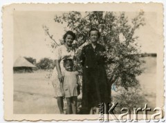 20.06.1943, Ahwaz, Iran.
Polki ewakuowane ze Związku Radzieckiego: Teresa Rak (później Babicz) z matką Zofią z domu Żółtańską i babcią Teresą. Na odwrocie odbitki dedykacja: 