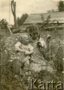 Druga połowa lat 30., prawdopodobnie okolice Drohiczyna, Polska.
Zofia Ślimak (potem Michalski) z Janem.
Fot. NN, udostępnili Zofia i Julian Michalski, zbiory Ośrodka KARTA