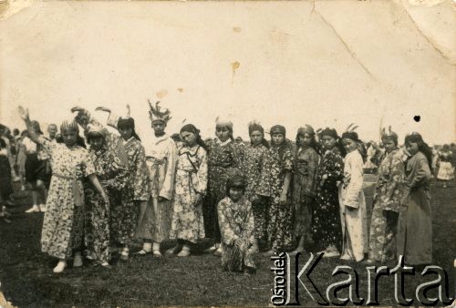 Druga połowa lat 30., Janów, woj. poleskie, Polska.
Uczniowie szkoły w przebraniach.
Fot. NN, udostępnili Zofia i Julian Michalski, zbiory Ośrodka KARTA