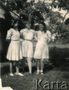 Prawdopodobnie 1943, Koja, Uganda.
Osiedle dla polskich uchodźców. Zofia Ślimak (potem Michalski, 1. z prawej) z koleżankami.
Fot. NN, udostępnili Zofia i Julian Michalski, zbiory Ośrodka KARTA
