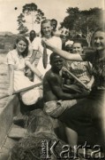 1943, Koja, Uganda.
Polki z tubylcami na łodzi na Jeziorze Wiktorii, 1. z lewej Zofia Ślimak (potem Michalski).
Fot. NN, udostępnili Zofia i Julian Michalski, zbiory Ośrodka KARTA