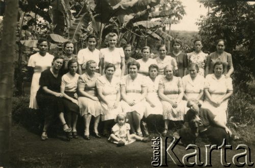 1942-1946, Masindi, Uganda.
Mieszkanki osiedla dla polskich uchodźców.
Fot. NN, udostępnili Zofia i Julian Michalski, zbiory Ośrodka KARTA