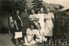 Ok. 1943, Koja, Uganda.
Grupa kobiet koło domu, na dole z lewej Zofia Ślimak (potem Michalski, z prawej), 2. z lewej stoi jej matka.
Fot. NN, udostępnili Zofia i Julian Michalski, zbiory Ośrodka KARTA