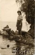 1943, Koja, Uganda.
Zofia Ślimak (potem Michalski) nad Jeziorem Wiktorii.
Fot. NN, udostępnili Zofia i Julian Michalski, zbiory Ośrodka KARTA