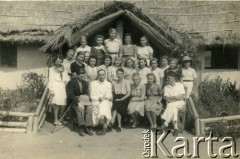 Prawdopodobnie 1943, Koja, Uganda.
Klasa Zofii Ślimak (potem Michalski, w drugim rzędzie 4. z lewej) z nauczycielami.
Fot. NN, udostępnili Zofia i Julian Michalski, zbiory Ośrodka KARTA