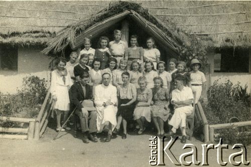 Prawdopodobnie 1943, Koja, Uganda.
Klasa Zofii Ślimak (potem Michalski, w drugim rzędzie 4. z lewej) z nauczycielami.
Fot. NN, udostępnili Zofia i Julian Michalski, zbiory Ośrodka KARTA