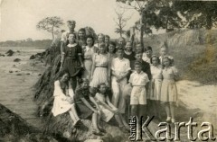 Prawdopodobnie 1943, Koja, Uganda.
Klasa Zofii Ślimak (potem Michalski, stoi w środku z ciemnymi włosami) z nauczycielem.
Fot. NN, udostępnili Zofia i Julian Michalski, zbiory Ośrodka KARTA