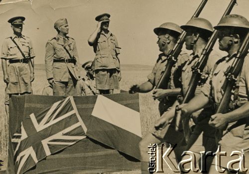 1941, okolice Aleksandrii, Egipt.
Wizytacja Samodzielnej Brygady Strzelców Karpackich przez księcia Gloucester Henryka Windsora. Brytyjski książę przyjmuje defiladę. W środku dowódca Wojska Polskiego na Środkowym Wschodzie pułkownik Józef Zając.
Fot. NN, udostępnili Zofia i Julian Michalski, zbiory Ośrodka KARTA