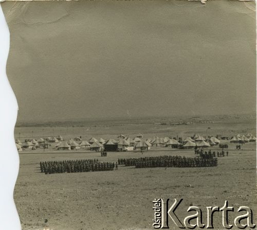 1941, okolice Aleksandrii, Egipt.
Żołnierze Samodzielnej Brygady Strzelców Karpackich, w oddali namioty obozu wojskowego. [Odbitka składa się z trzech części].
Fot. NN, udostępnili Zofia i Julian Michalski, zbiory Ośrodka KARTA