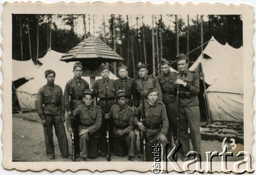 1937-1939, Polska
Żołnierze 2. Dywizjonu Pancernego (?) 3. z prawej stoi Julian Michalski.
Fot. NN, udostępnili Zofia i Julian Michalski, zbiory Ośrodka KARTA