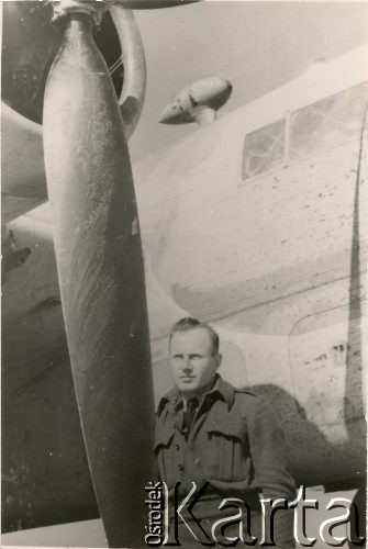 Prawdopodobnie 1946, Ateny, Grecja.
Julian Michalski przy samolocie.
Fot. NN, udostępnili Zofia i Julian Michalski, zbiory Ośrodka KARTA