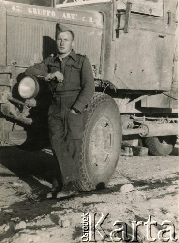 1941, okolice Tobruku, Libia.
Julian Michalski przy zdobytym włoskim samochodzie.
Fot. NN, udostępnili Zofia i Julian Michalski, zbiory Ośrodka KARTA