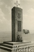 Po 1941, Tobruk, Libia.
Pomnik poświęcony polskim żołnierzom poległym podczas obrony Tobruku..
Fot. NN, udostępnili Zofia i Julian Michalski, zbiory Ośrodka KARTA