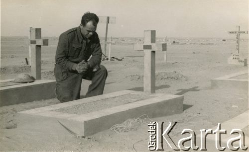 Po 1941, Tobruk, Libia.
Polski żołnierz modli się przy grobie na cmentarzu wojennym.
Fot. NN, udostępnili Zofia i Julian Michalski, zbiory Ośrodka KARTA