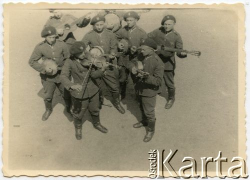 1937-1939, Polska
Żołnierze 2. Dywizjonu Pancernego (?).
Fot. NN, udostępnili Zofia i Julian Michalski, zbiory Ośrodka KARTA