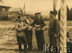 1939, granica polsko-czechosłowacka.
1. z lewej stoi Julian Michalski.
Fot. NN, udostępnili Zofia i Julian Michalski, zbiory Ośrodka KARTA